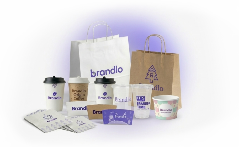 Sortiment an individuell bedruckten Gastronomie-Verpackungen: Kaffeebecher, Papiertüten und Eisbecher mit Brandlo Logo.